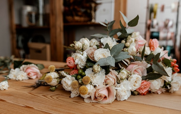 Hermoso arreglo floral en mesa de madera