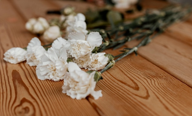 Hermoso arreglo floral en mesa de madera