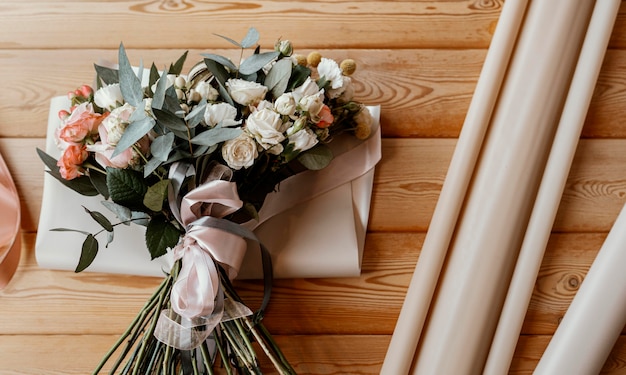 Hermoso arreglo floral en mesa de madera