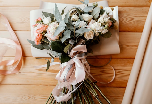 Hermoso arreglo floral en mesa de madera