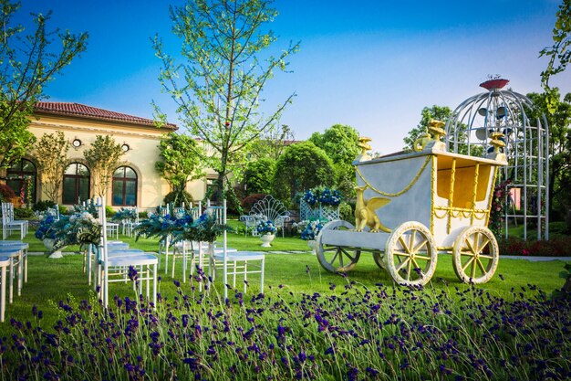 Hermoso arreglo de flores de la boda de los asientos a lo largo del pasillo