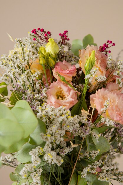 Hermoso arreglo de flores boho