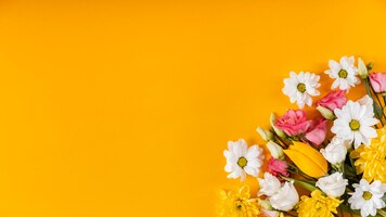 Foto gratuita hermoso arreglo de flores de primavera con espacio de copia