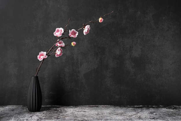 Hermoso arreglo de ikebana con sakura