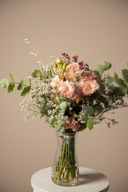 Foto gratuita hermoso arreglo de jarrón de flores boho