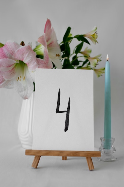 Foto gratuita hermoso arreglo de mesa de boda con flores