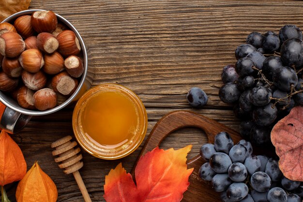 Hermoso arreglo otoñal con nueces y uvas