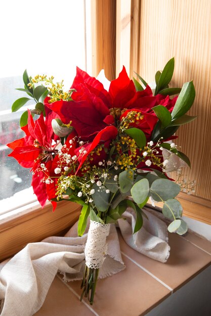 Hermoso arreglo de poinsettia rojo