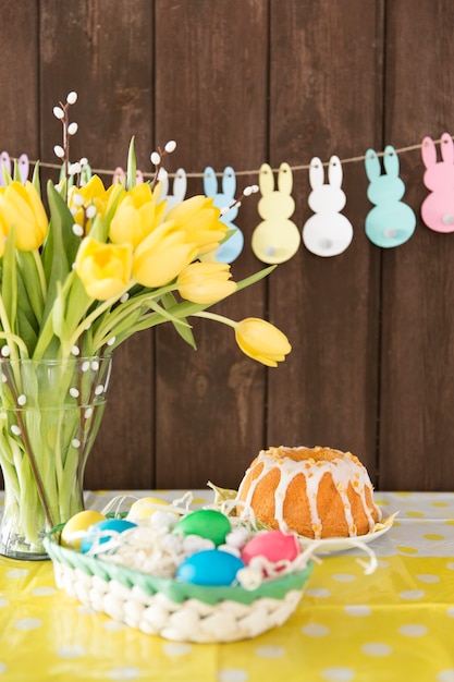 Foto gratuita hermoso arreglo de primavera para las vacaciones de pascua