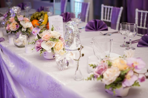 Hermoso arreglo de ramo de flores en la recepción del salón de celebraciones