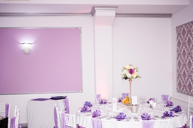 Hermoso arreglo de ramo de flores en la recepción del salón de celebraciones