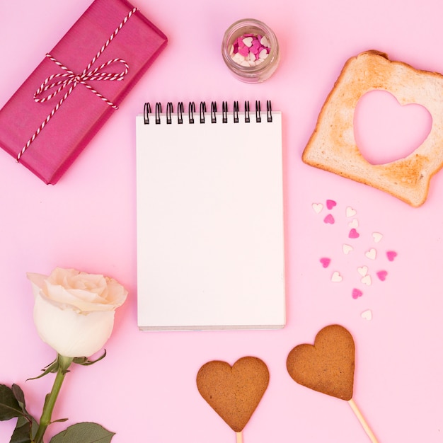 Foto gratuita hermoso arreglo romántico de bloc de notas con galletas.