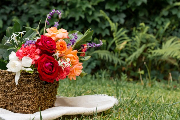 Hermoso arreglo de rosas al aire libre