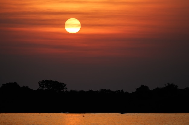 hermoso atardecer en el norte del pantanal