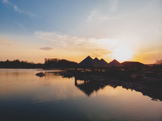 Hermoso atardecer y su reflejo en el agua.