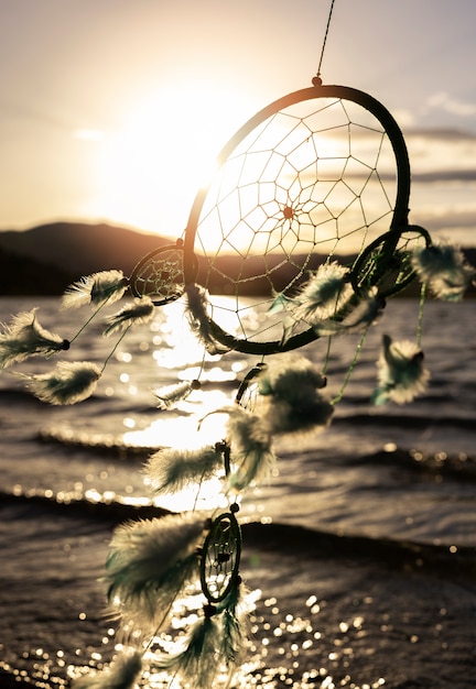 Foto gratuita hermoso atrapasueños en la playa