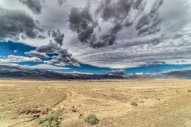 Hermoso de Badwater, Death Valley en California, EE.UU. bajo el cielo nublado