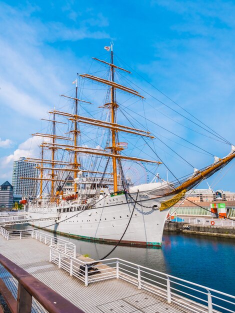 Un hermoso barco de vela Nippon-maru A con cielo azul en la ciudad de Yokohama