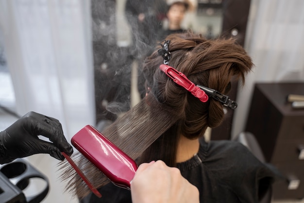 Foto gratuita hermoso cabello en proceso de tratamiento de queratina