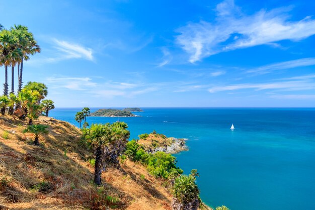 Hermoso cabo Laem Promthep en el famoso punto panorámico de Phuket para ver la puesta de sol