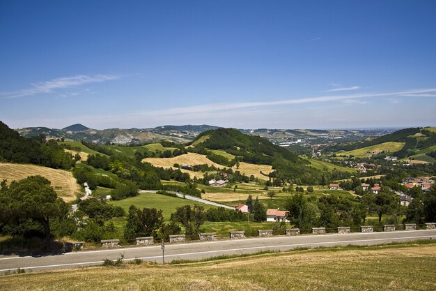 Hermoso camino a lo largo de las casas rurales con un paisaje montañoso.