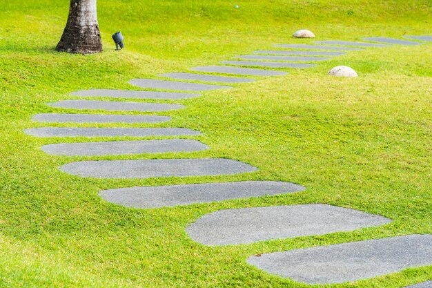 Hermoso camino de piedra a pie y correr en el jardín