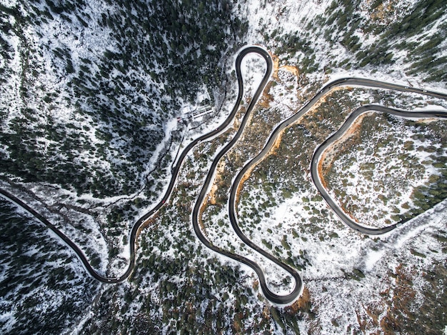 Un hermoso camino sinuoso cerca de Sedona