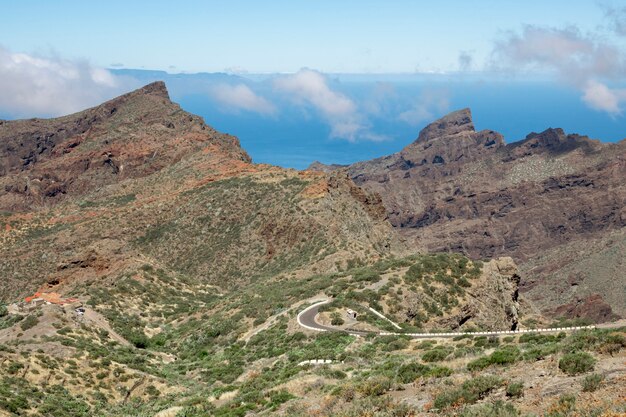 Hermoso camino a través de las montañas