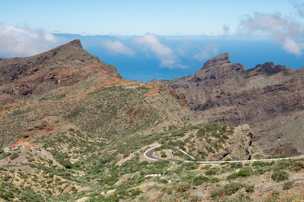 Hermoso camino a través de las montañas