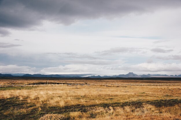 Hermoso campo con altas montañas y colinas