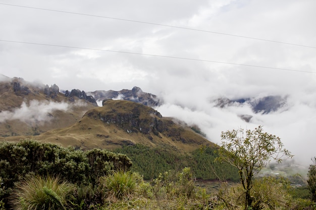 Hermoso campo con increíbles montañas rocosas colinas y un increíble cielo nublado