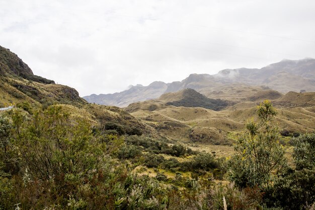 Hermoso campo con increíbles montañas rocosas y colinas y un increíble cielo nublado