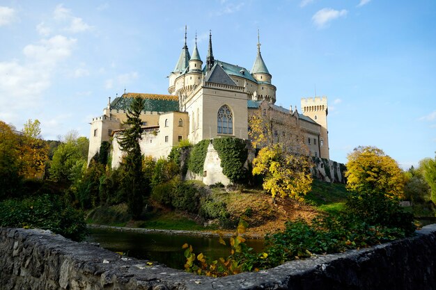 Hermoso castillo histórico de Bojnice en Eslovaquia durante el día