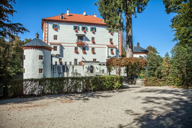 Hermoso castillo de Sneznik en Sneznik, Eslovenia