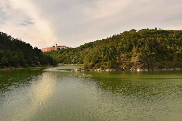 Hermoso castillo viejo Bitov en el bosque sobre la presa. Presa de Vranov Moravia del Sur - República Checa