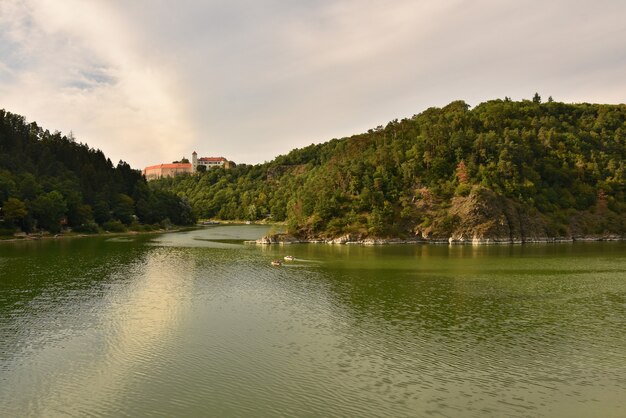 Hermoso castillo viejo Bitov en el bosque sobre la presa. Presa de Vranov Moravia del Sur - República Checa
