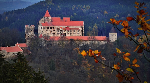 Hermoso castillo viejo en bosques con paisaje de otoño