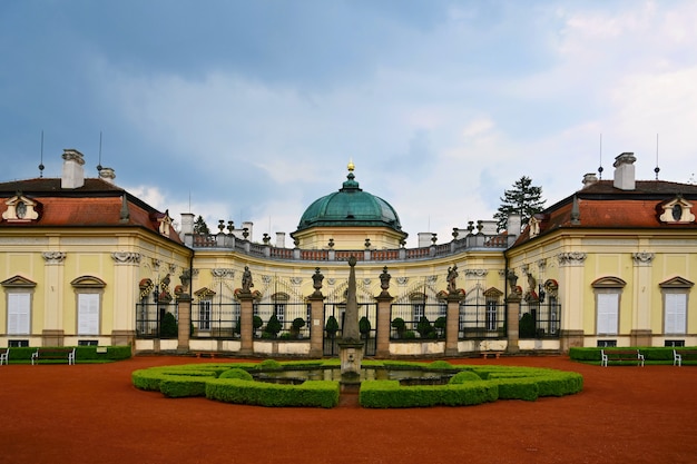 Hermoso castillo viejo Buchlovice-República Checa