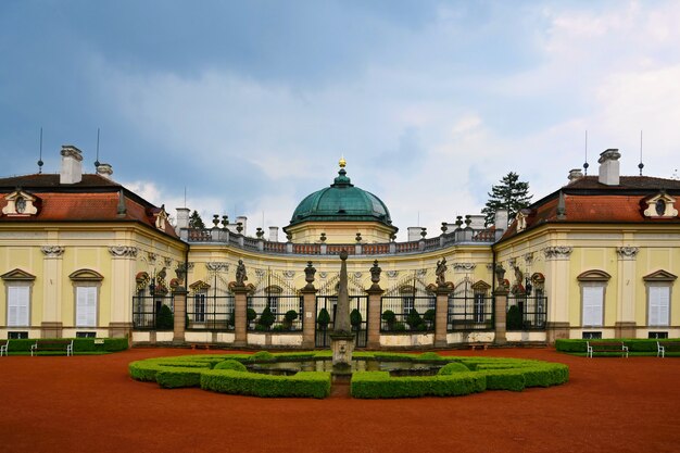 Hermoso castillo viejo Buchlovice-República Checa