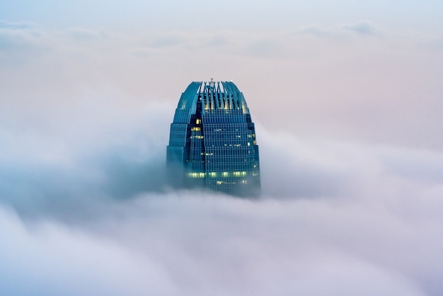 Foto gratuita hermoso centro financiero internacional, también conocido como el dedo de hong kong entre las nubes