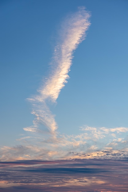 Foto gratuita hermoso cielo al atardecer tonos pastel de nubes