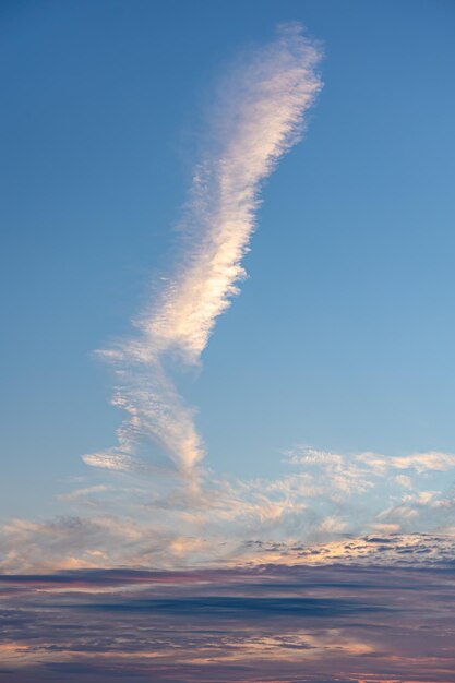 Hermoso cielo al atardecer tonos pastel de nubes