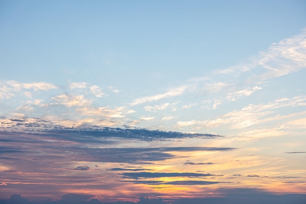 Hermoso cielo al atardecer tonos pastel de nubes