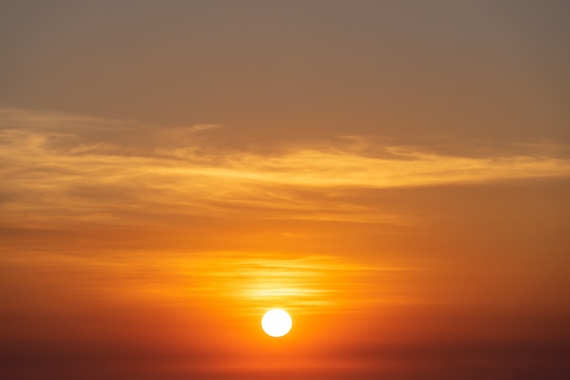 Hermoso cielo atardecer, sol y nubes paisaje naturaleza de fondo