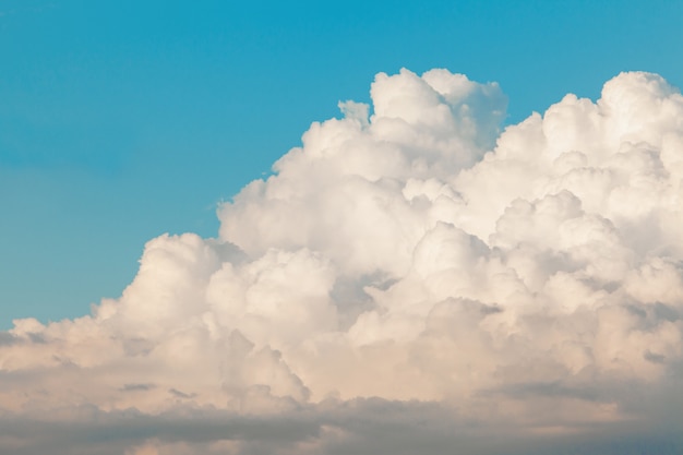 Hermoso cielo azul con nubes blancas