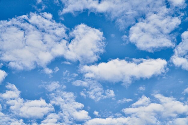 Hermoso cielo azul con nubes en un día soleado