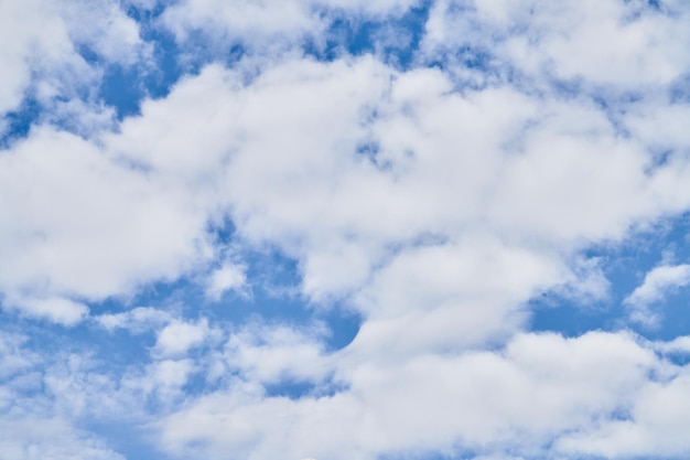 Hermoso cielo azul con nubes en un día soleado