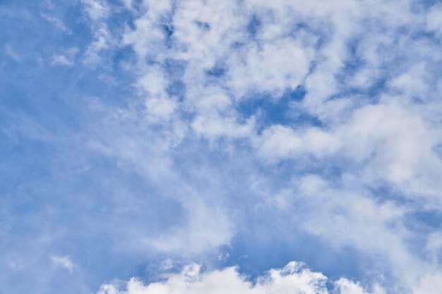 Hermoso cielo azul con nubes en un día soleado