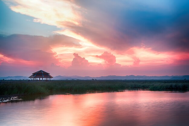 Hermoso cielo crepuscular y paisaje marino