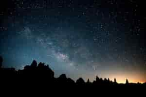 Foto gratuita hermoso cielo lleno de estrellas sobre trona, ca